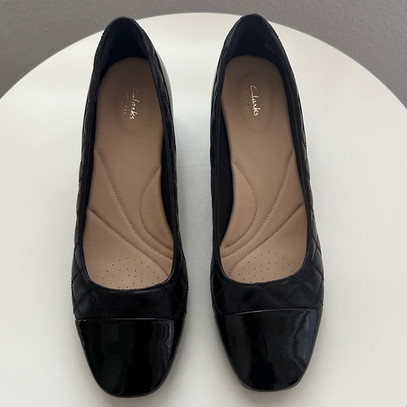 Clarks Tealia Sera  Black Quilted/Cap Toe Leather Block Heel Pumps | Size 9 - Picture 2 of 11